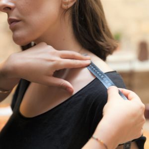 Prise de mesure pour création vêtement sur-mesure