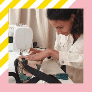 Cours de couture banane, élève à la machine