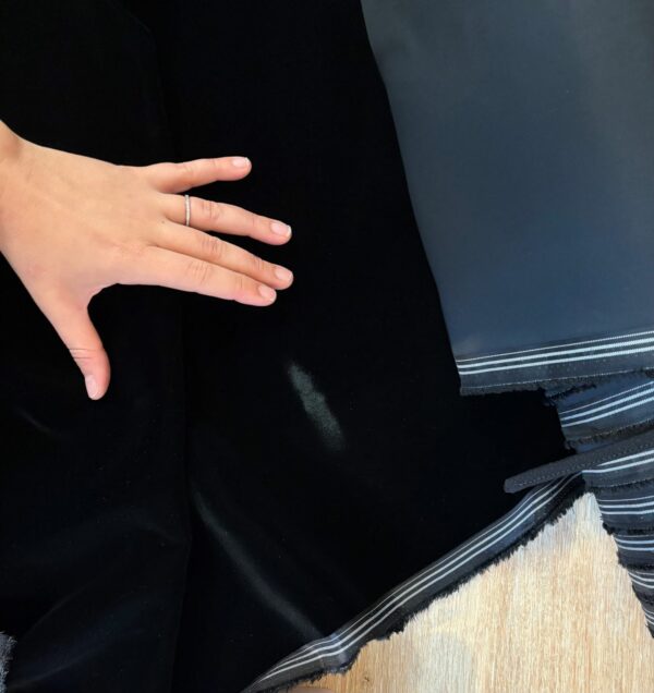 Velours ras noir Midnight – Tissu au mètre – Doux & Naturel – Largeur 110 cm